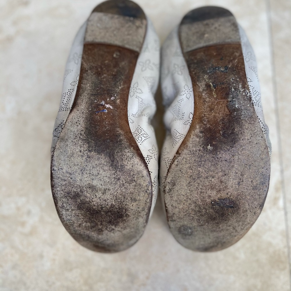 Louis Vuitton Ivory Flats - Picture 3 of 3